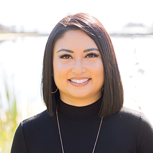 headshot of monica de la cruz